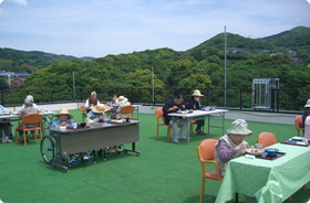 【写真】屋上でのお食事風景